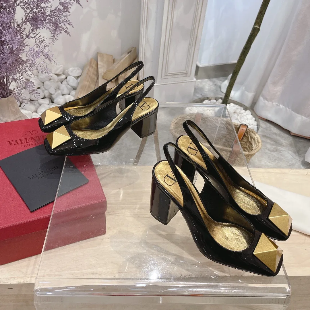 👟👟Ex-factory price 440👟👟 Genuine leather sole +40 Valentino Valentino 2023 spring and summer new product [Pyramid] large spike shoes are new☑️ ———————————— Valentino Garavani’s classic “Roman Stud” series debuts in a new interpretation! The latest golden big rivet element is full of high-end sense! Extremely fashionable ~ Upper: Original custom-made cow patent leather Lining: Original high-gloss imported sheepskin lining Outsole: Italian genuine leather Outsole: Wear-resistant rubber sole Size: 34-42 (34 and 42 are custom-made and non-refundable) Heel height: [8.5cm] - [6cm] (2 heel height options)
